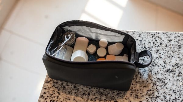 Les avantages d'une trousse de toilette de voyage étanche